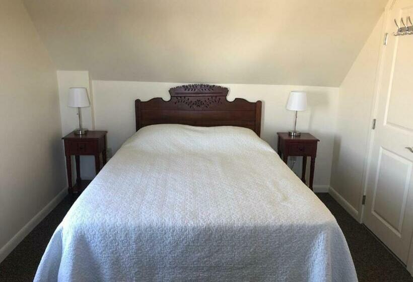 غرفة قياسية, The Attleboro House