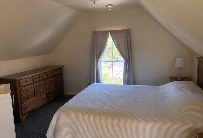 غرفة قياسية, The Attleboro House