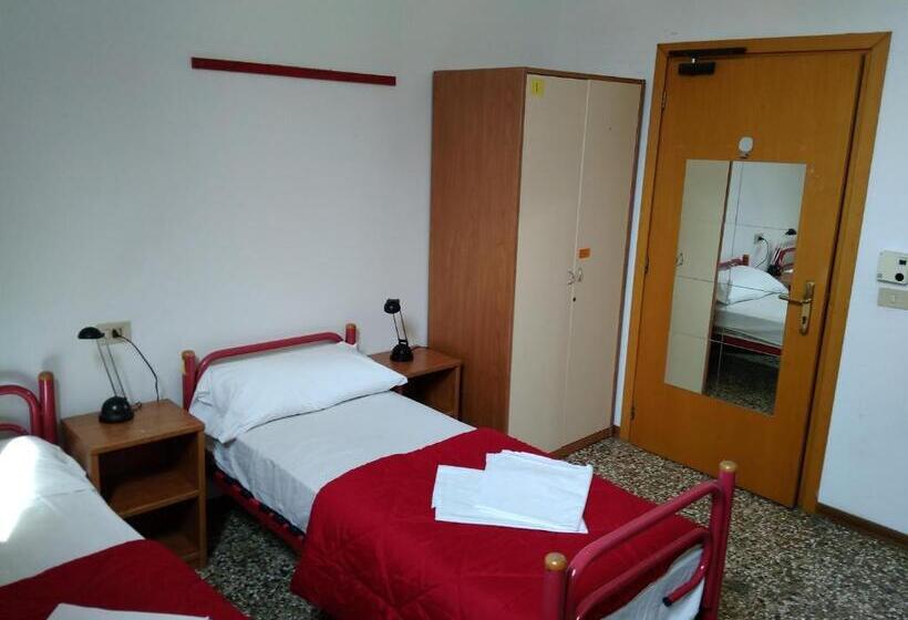 اتاق استاندارد با سرویس بهداشتی مشترک, Ostello S. Fosca   Cpu Venice Hostels