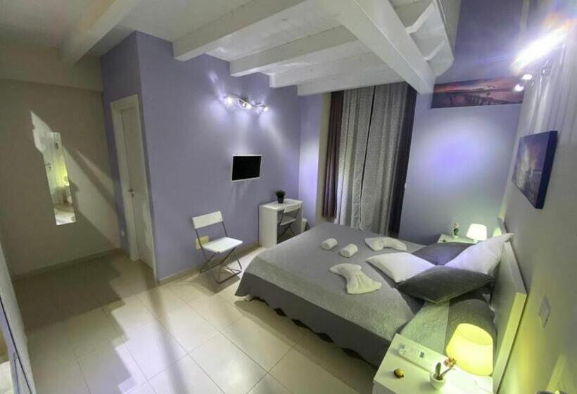 غرفة قياسية رباعية مزودة بشُرفة, Bnb Archimede