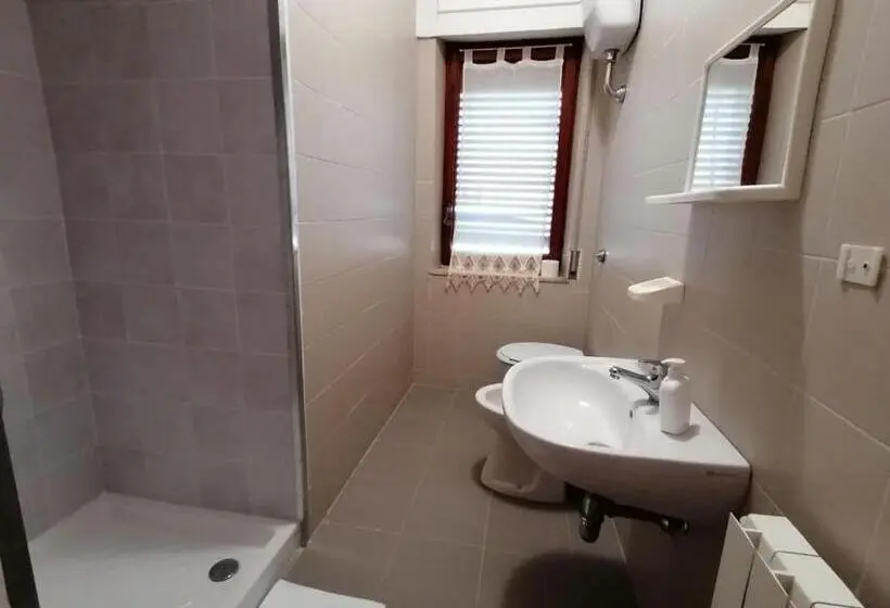 اتاق ساده سه‌ نفره, Bed And Breakfast Lagiocosa