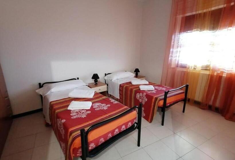 اتاق ساده سه‌ نفره, Bed And Breakfast Lagiocosa