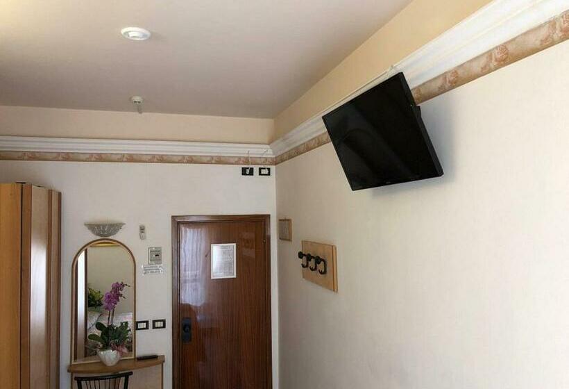 غرفة عائلية, Augustus