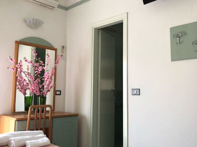 غرفة أساسية ثلاثية, Augustus