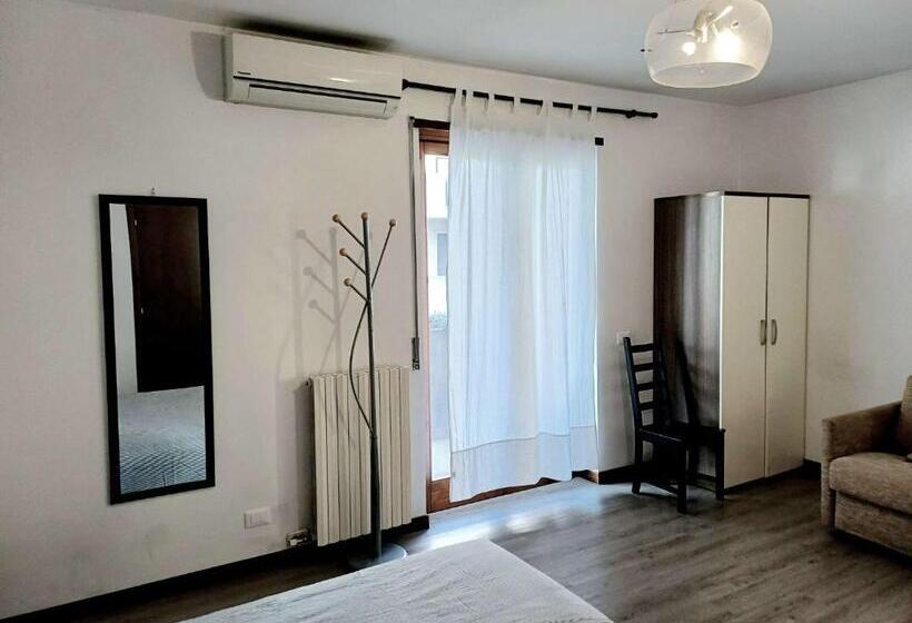 اتاق استاندارد با سرویس بهداشتی مشترک, Nottetempo Verona