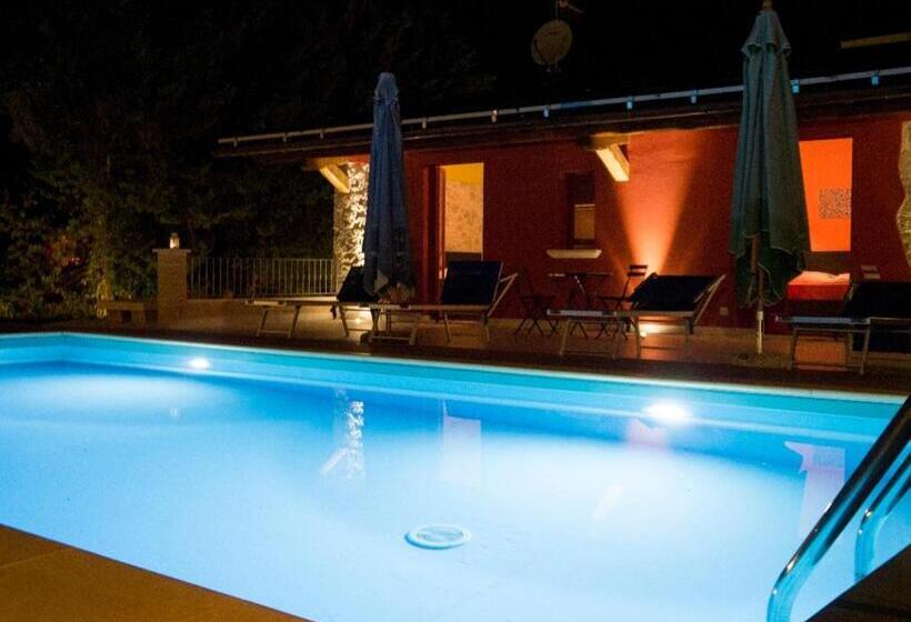 ویلای یک اتاق خوابه با استخر شنا, B&b Mosca Bianca