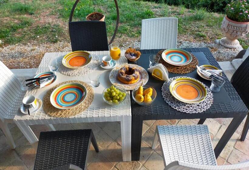 ویلای یک اتاق خوابه با استخر شنا, B&b Mosca Bianca