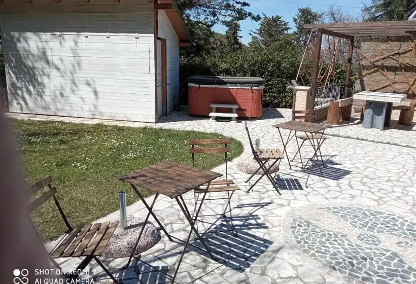 ویلای یک اتاق خوابه با استخر شنا, B&b Mosca Bianca