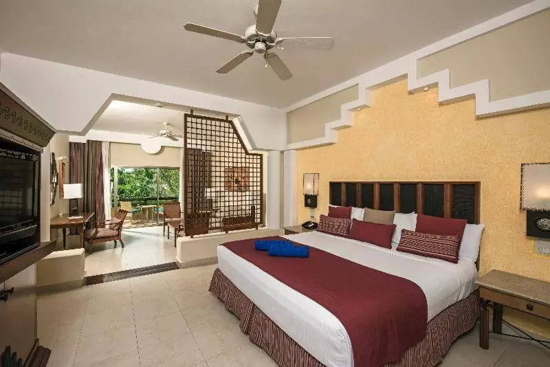 سوییت جونیور با چشم‌انداز استخر, Iberostar Selection Paraíso Maya Suites