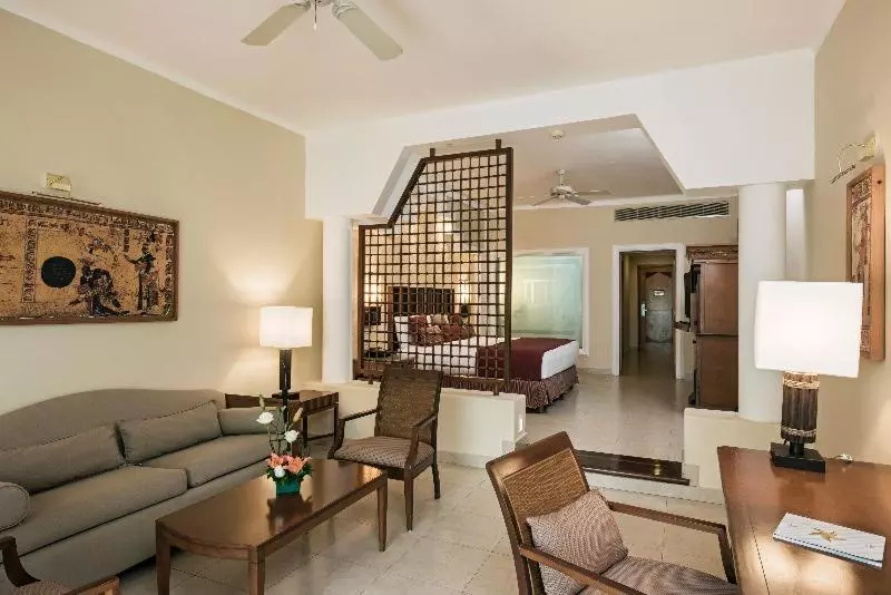 سوییت جونیور با چشم‌انداز استخر, Iberostar Selection Paraíso Maya Suites