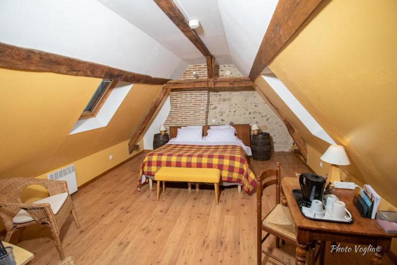 Номер Стандарт Трехместный, Logis Auberge Le Colombien Hôtel Et Restaurant