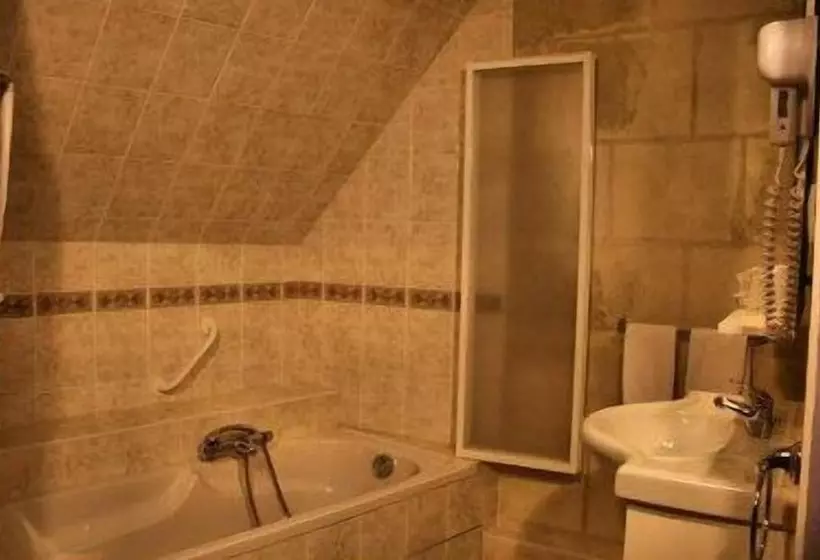 اتاق استاندارد, Logis Auberge Le Colombien   Hôtel Et Restaurant