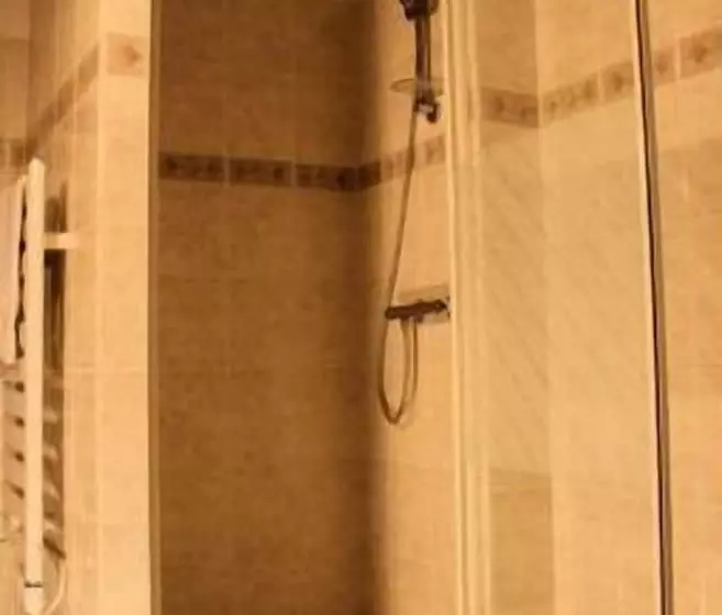 اتاق استاندارد سه نفره, Logis Auberge Le Colombien   Hôtel Et Restaurant