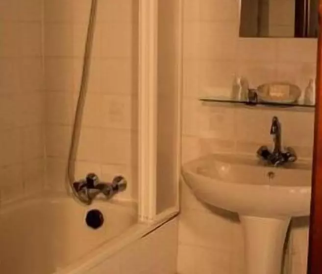 اتاق استاندارد سه نفره, Logis Auberge Le Colombien   Hôtel Et Restaurant