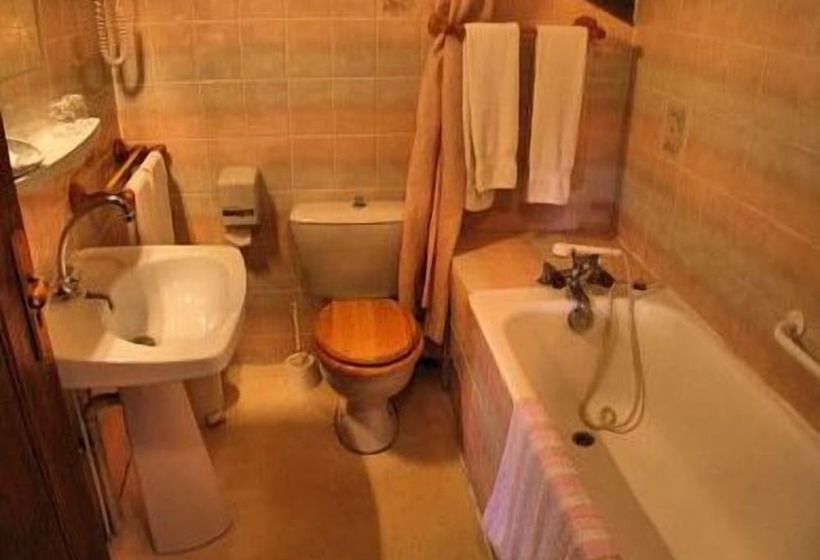 Номер Стандарт Трехместный, Logis Auberge Le Colombien Hôtel Et Restaurant