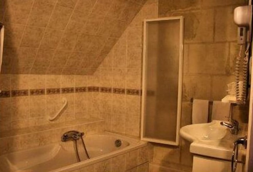 Четырехместный Номер Стандарт, Logis Auberge Le Colombien   Hôtel Et Restaurant