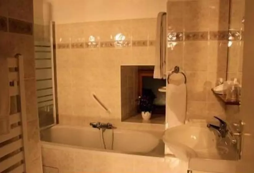 اتاق استاندارد چهار تخته, Logis Auberge Le Colombien   Hôtel Et Restaurant