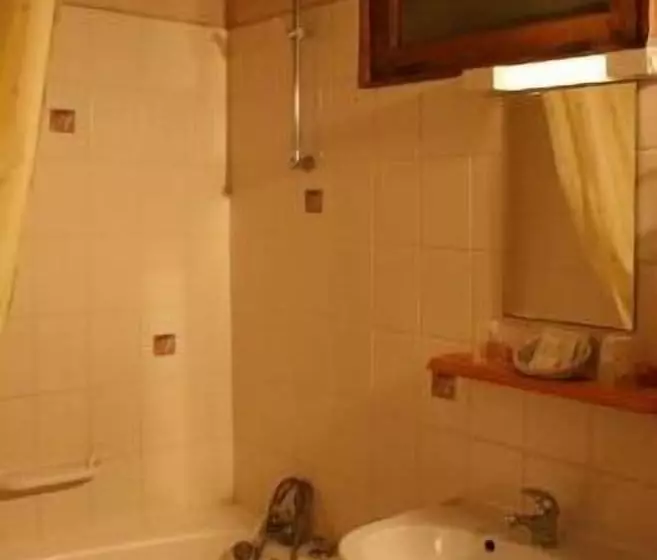 اتاق استاندارد چهار تخته, Logis Auberge Le Colombien   Hôtel Et Restaurant
