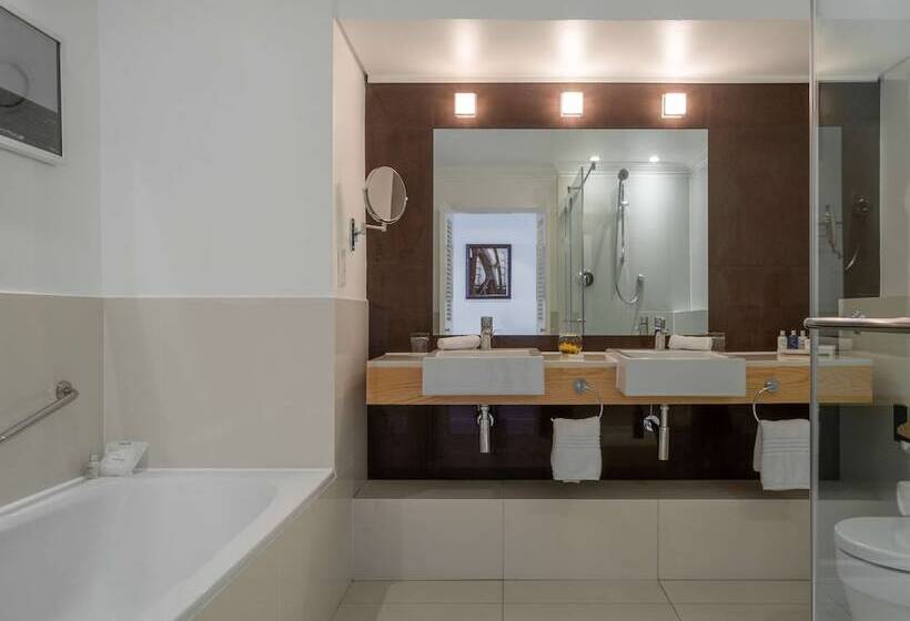 اتاق خانوادگی با چشمانداز دریا, Radisson Collection Hotel, Waterfront Cape Town