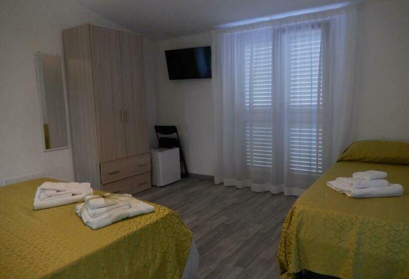 Трехместный Номер Стандарт с Балконом, B&b Magna Graecia