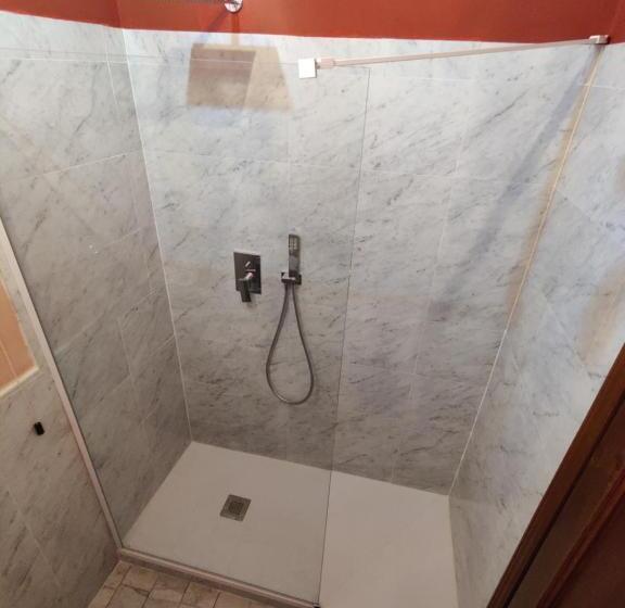 اتاق استاندارد سه نفره, The Black Sheep B&b