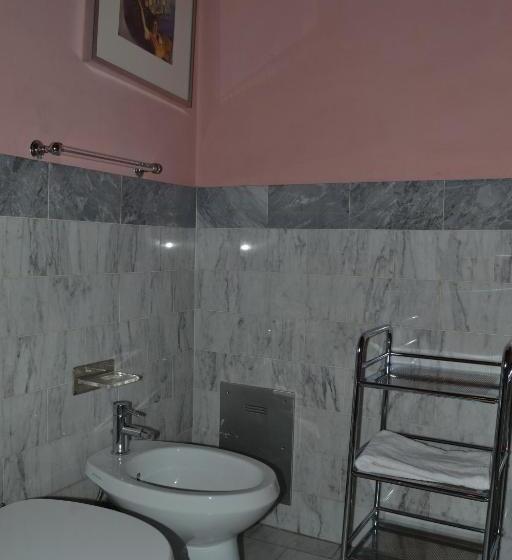 اتاق استاندارد سه نفره, The Black Sheep B&b