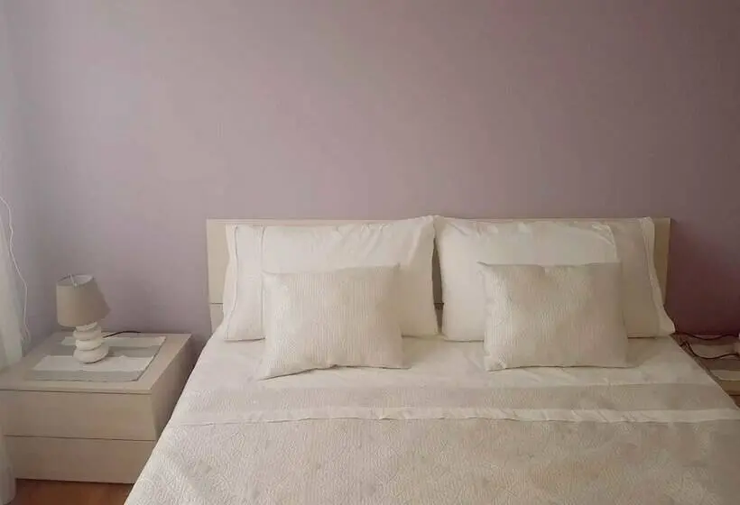 Classic Kolmen Hengen Huone, Iris B&b