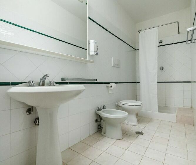 מיטה בחדר מעונות עם מקלחת משותפת, Tuscany Working Hostel