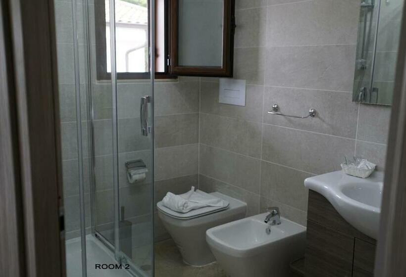 غرفة قياسية رباعية, Ruben Holiday