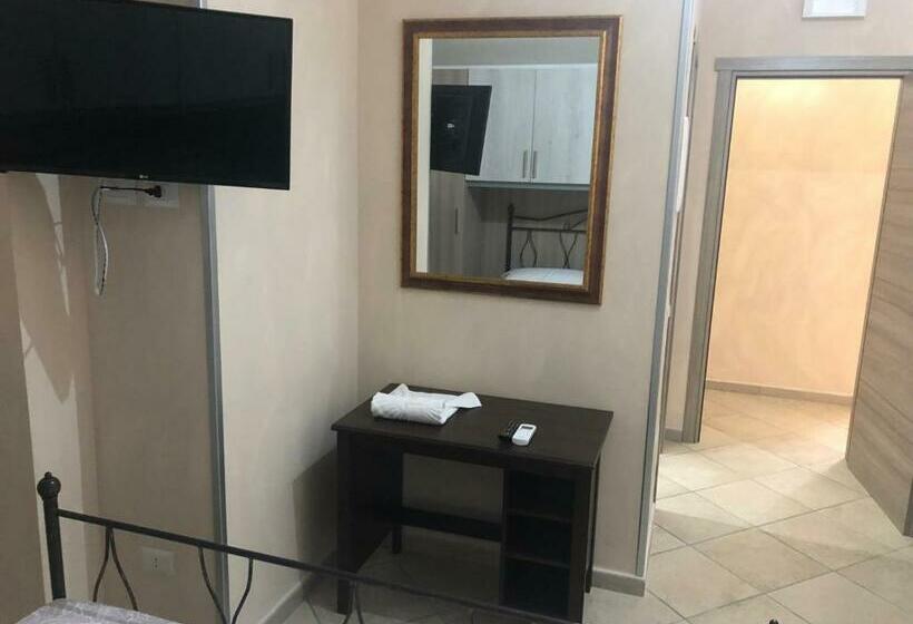 غرفة قياسية رباعية, Ruben Holiday