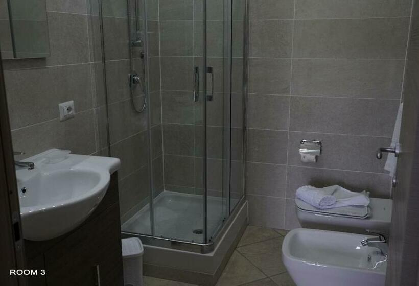 غرفة قياسية رباعية, Ruben Holiday