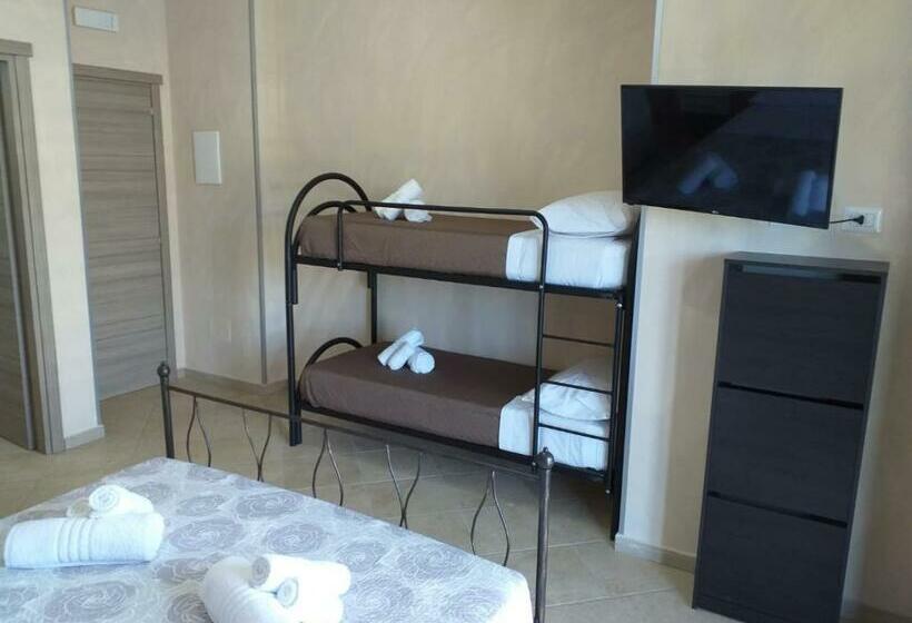 غرفة قياسية رباعية, Ruben Holiday