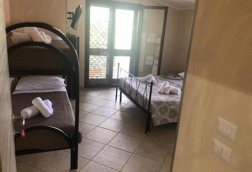 غرفة قياسية رباعية, Ruben Holiday