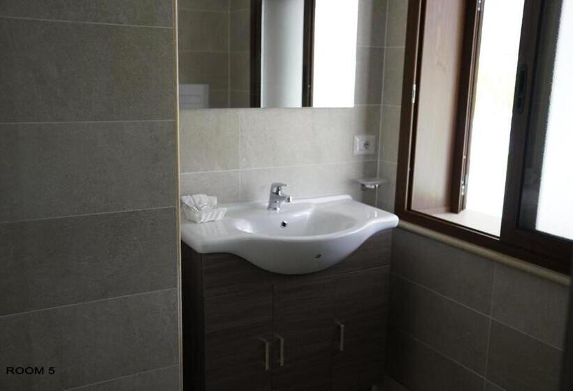 غرفة قياسية, Ruben Holiday