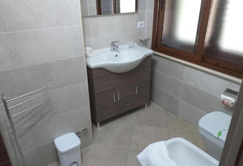 غرفة قياسية, Ruben Holiday