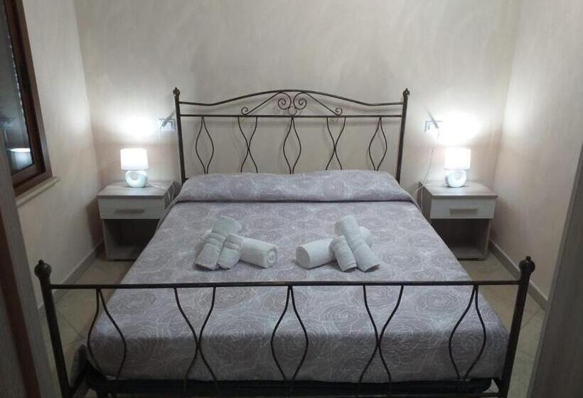 غرفة قياسية, Ruben Holiday