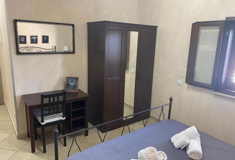 غرفة قياسية, Ruben Holiday