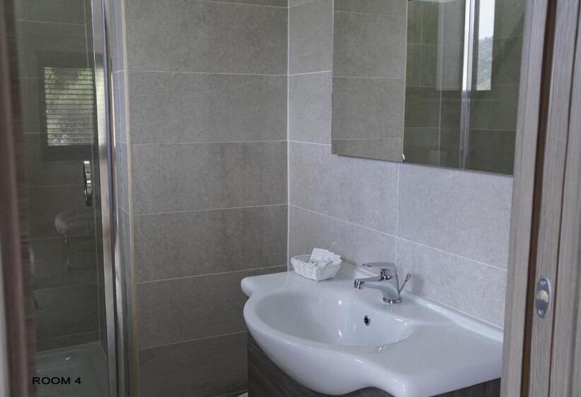 غرفة قياسية, Ruben Holiday