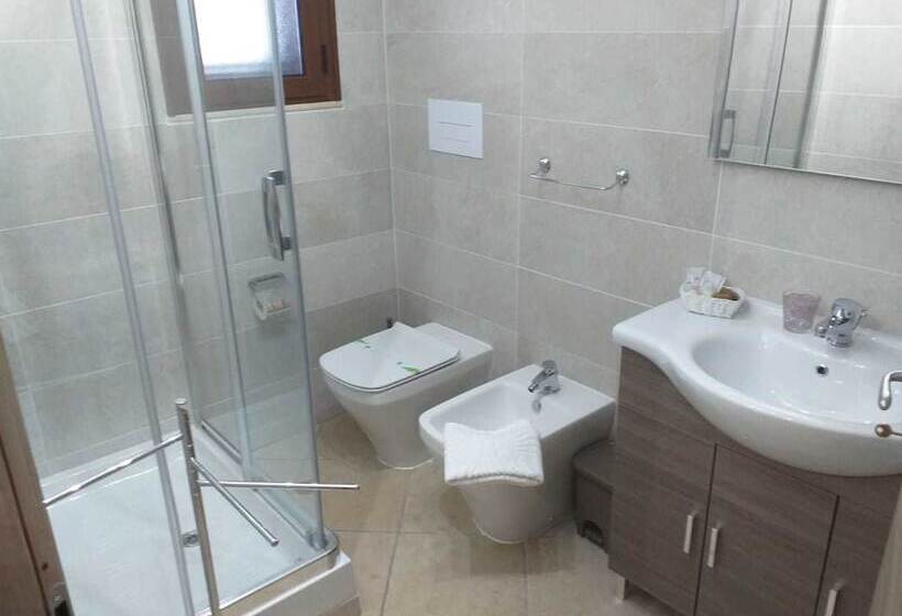 غرفة قياسية, Ruben Holiday