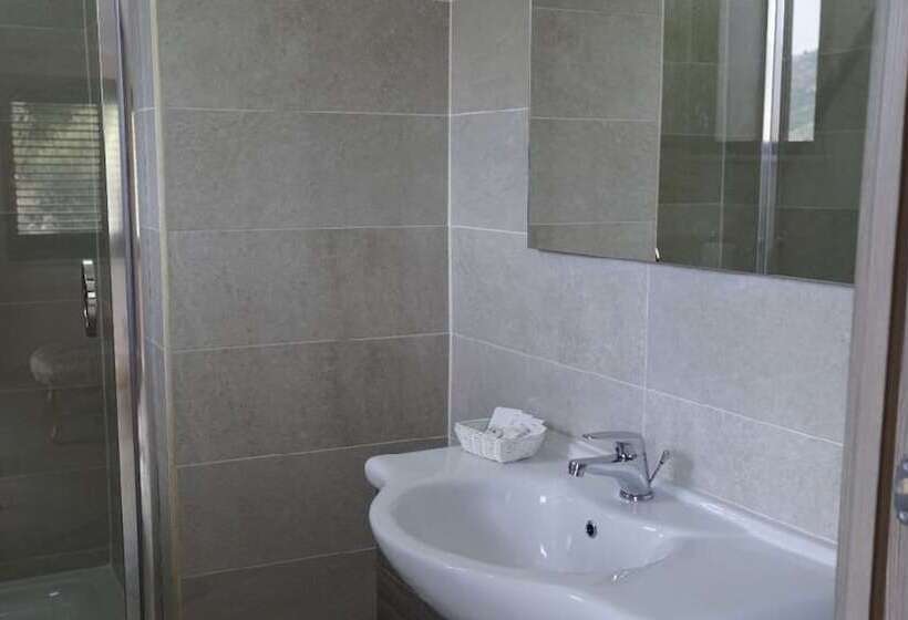 غرفة قياسية, Ruben Holiday