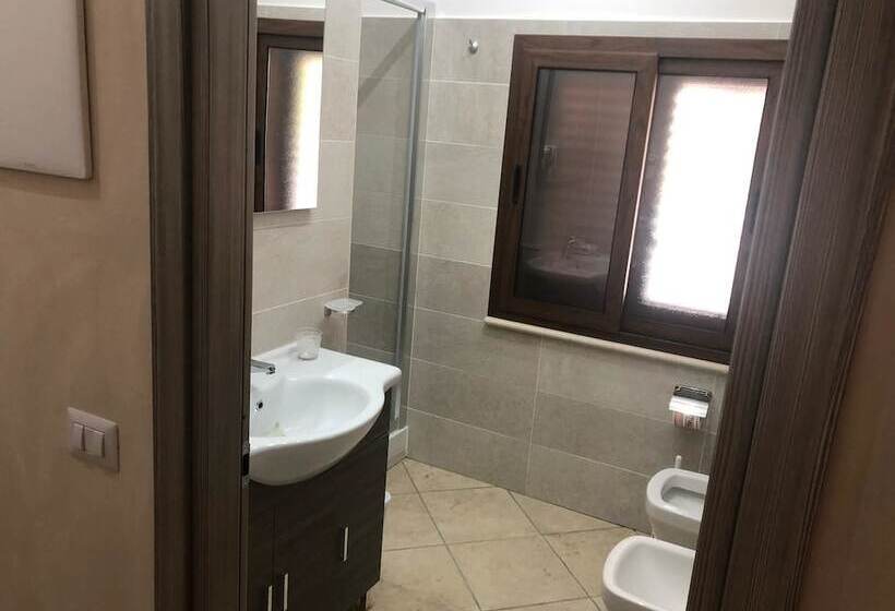 غرفة قياسية رباعية, Ruben Holiday