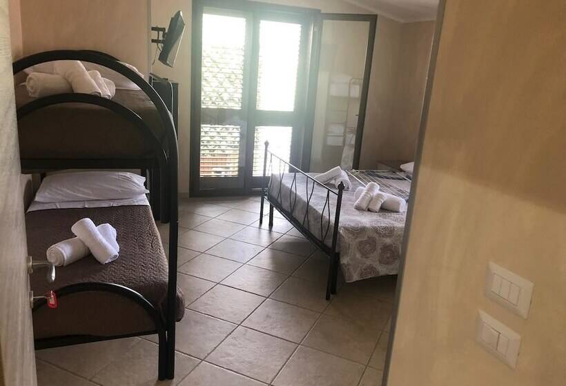 غرفة قياسية رباعية, Ruben Holiday