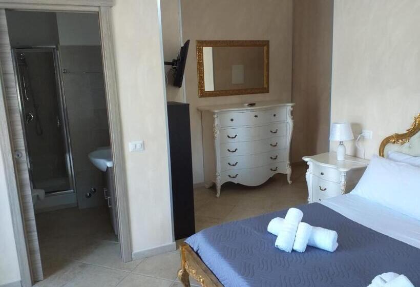 غرفة قياسية مزوَّدة بشُرفة, Ruben Holiday