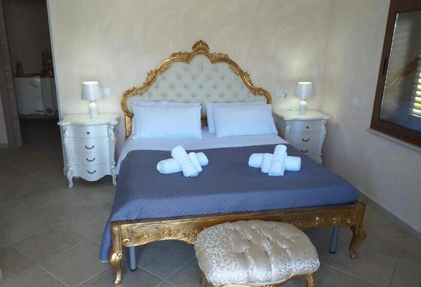 غرفة قياسية مزوَّدة بشُرفة, Ruben Holiday