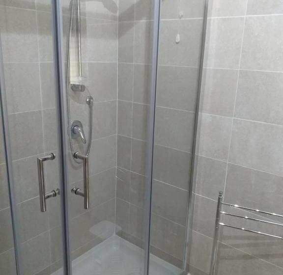 غرفة أساسية, Ruben Holiday