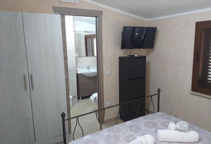 غرفة أساسية, Ruben Holiday