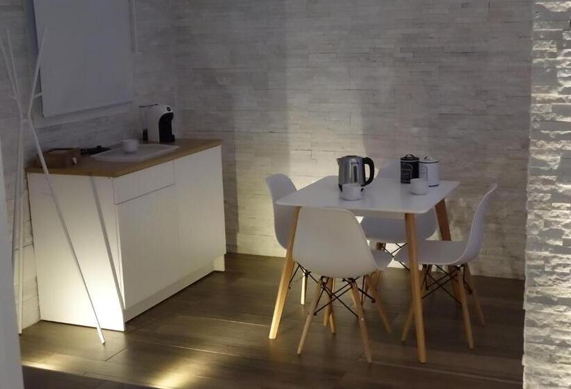 سوییت با چشم‌انداز باغ, La Dolce Notte