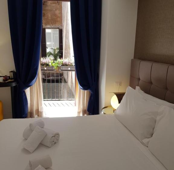 اتاق لوکس, Little Queen Pantheon