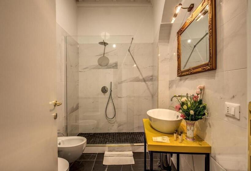 اتاق لوکس, Little Queen Pantheon