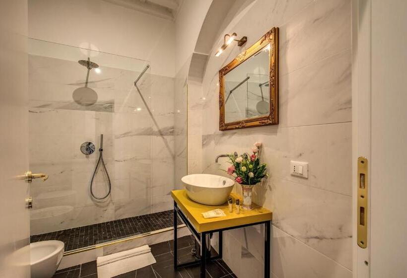 اتاق لوکس, Little Queen Pantheon